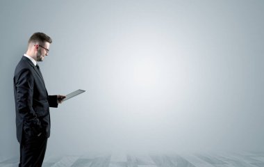 Boş bir alanda ayakta işadamı