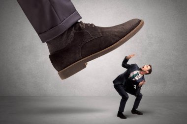 Çalışan büyük patron ayak korkuyor