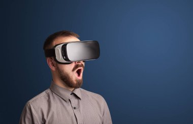 İşadamı ile sanal gerçeklik koruyucu gözlük