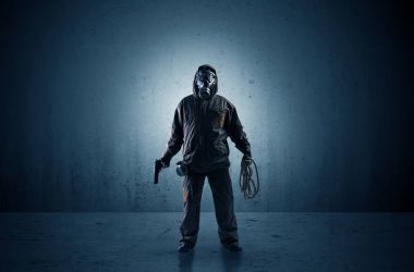 Ajan silah ile karanlık bir alanda