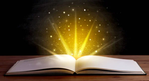 Κίτρινα φώτα πάνω από το βιβλίο — Φωτογραφία Αρχείου