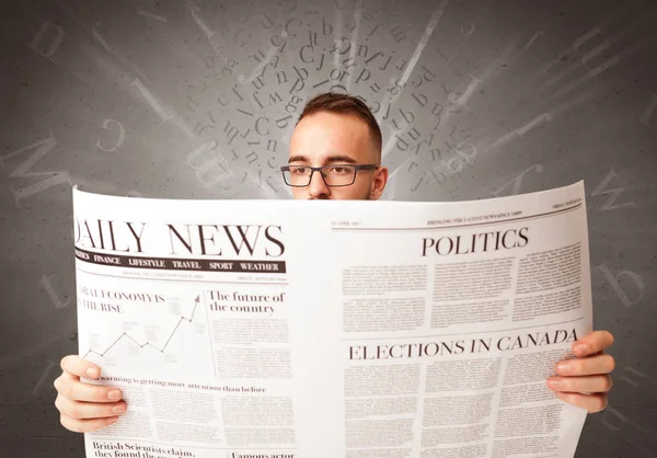 Empresário lendo jornal — Fotografia de Stock