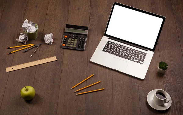 Business Bureau met kantoorbenodigdheden en moderne laptop witte backg — Stockfoto