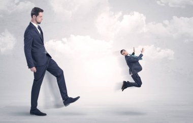 Büyük patron küçük çalışan tekme