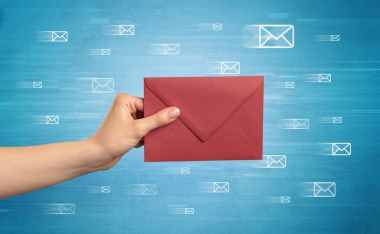 Zarf mesaj sembolleri tutan el