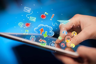 Tablet ile sosyal simgeler dokunmadan parmak