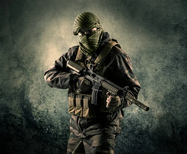 Porträtt av en tungt beväpnade maskerade soldat med grungy bak — Stockfoto