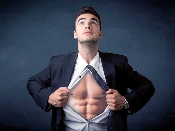 Omul de afaceri rupând cămașa și arătând corpul mucular — Fotografie, imagine de stoc