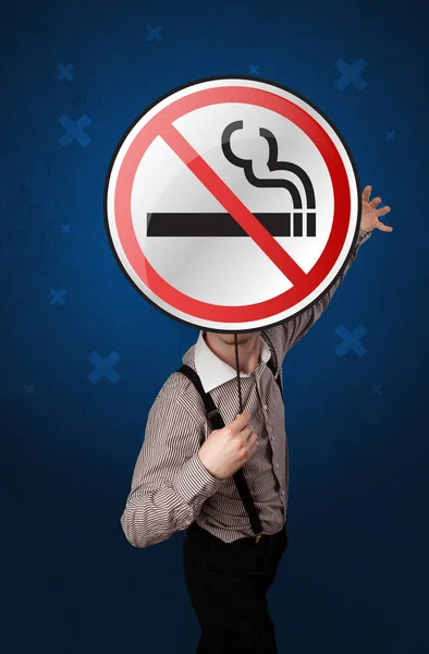 Homme d'affaires tenant signe non fumeur — Photo