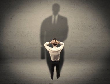 İş adamı büyük gölge kavramına bakıyor