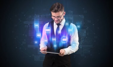 E-posta kavramı ile işadamı ve tablet