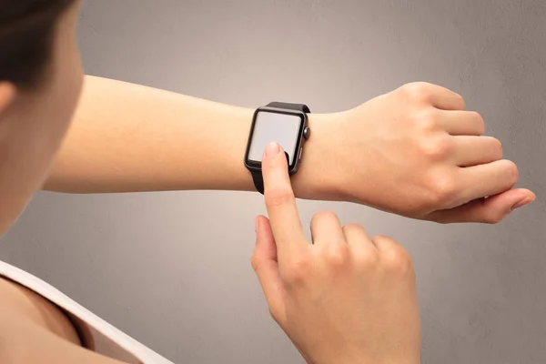 Main avec smartwatch — Photo