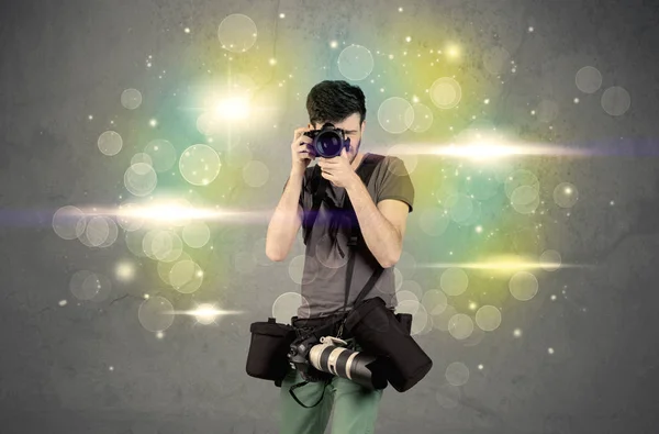 Fotógrafo con luces intermitentes — Foto de Stock