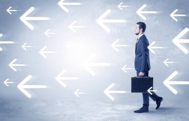 İşadamı bir yolda gidiyor