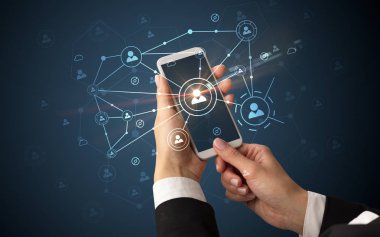 İnsanlar kavramı bağlanmak için Smartphone kullanarak ele