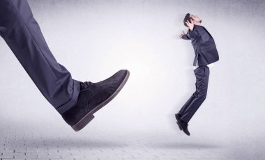Genç bir işçi tarafından Koca ayak evden attı