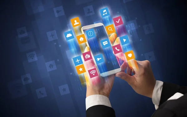 Hand mit Smartphone mit eckigen App-Icons — Stockfoto