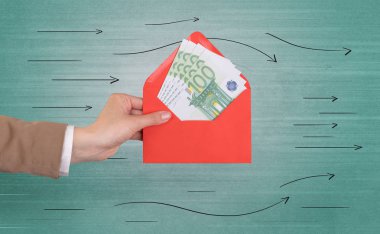 Zarf oklarla tutan el