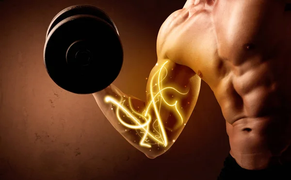 Muskulöser Bodybuilder hebt Gewicht mit Energielampen am Bizeps — Stockfoto