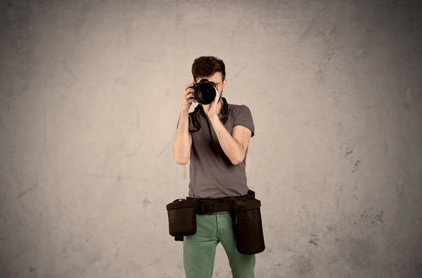 Хобі-фотограф тримає камеру — стокове фото