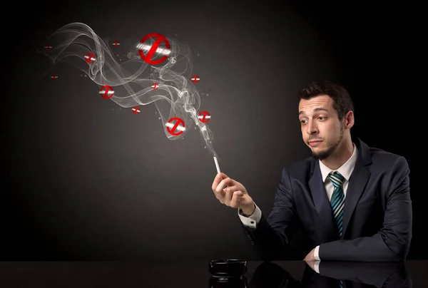 Podnikatel, kouření. — Stock fotografie