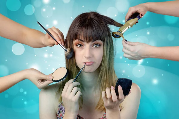 Mujer elegante preparándose con un fondo brillante — Foto de Stock