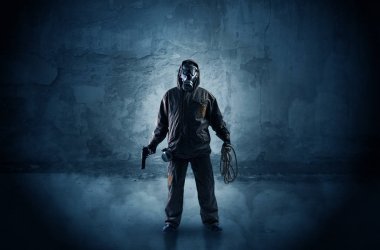 Tehlike adamın önünde bir ufalanan duvar