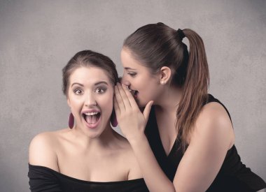 Kız onu kız arkadaşına gizli şeyler söylüyorum