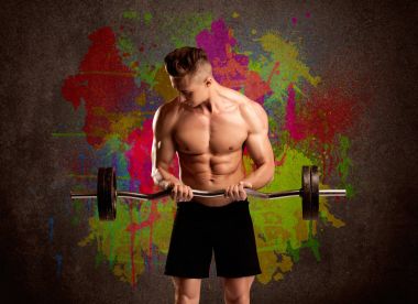 Renkli duvarı ve kilosu olan güçlü bir adam.
