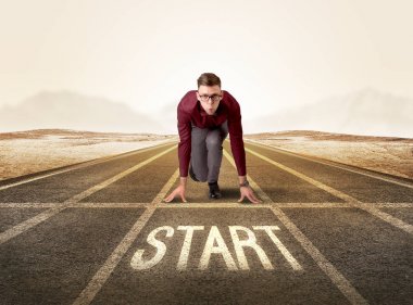 Hazır konumda diz çökmüş işadamı