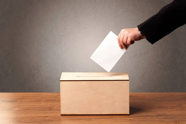 사람 캐스팅 투표와 투표 용지 상자 — 스톡 사진
