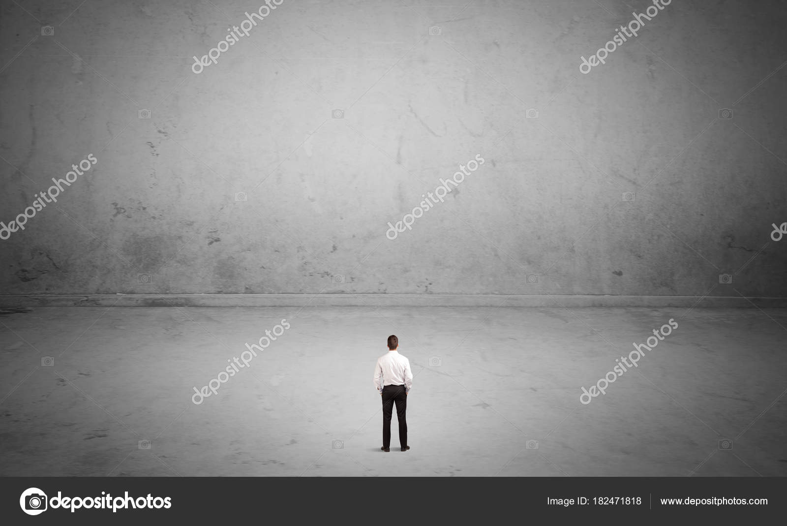 Человек в белой комнате. Человек в бетонной комнате. Пространство пустоты. Пустая комната. Человек в пустоте.