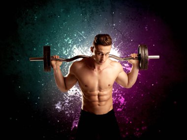 Çekici kaslı adam ağırlık kaldırıyor.