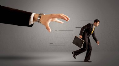 İş adamı büyük bir elden kaçıyor.