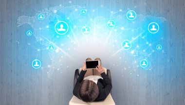 Sandalyede oturan kadın ile sosyal medya kavramı