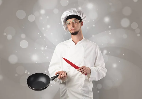 Mężczyzna kucharz z błyszczący szary tapeta — Zdjęcie stockowe