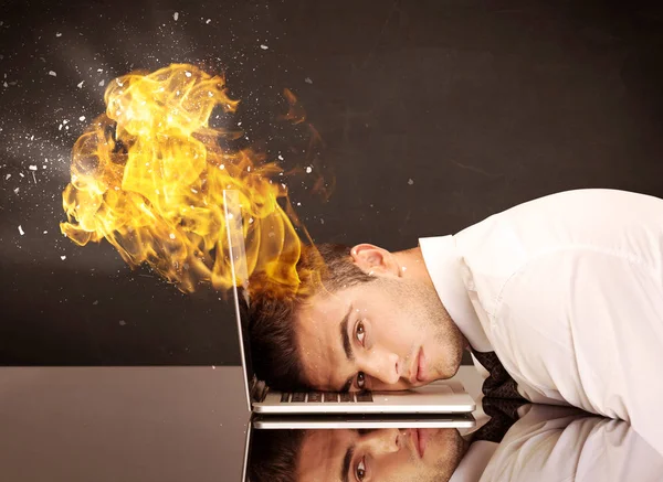 A cabeça do homem de negócios stressado está a arder. — Fotografia de Stock
