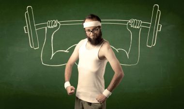 Genç adam ağırlık kaldırıyor.