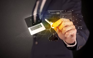 Grafikleriyle tuşu tutmakta işadamı