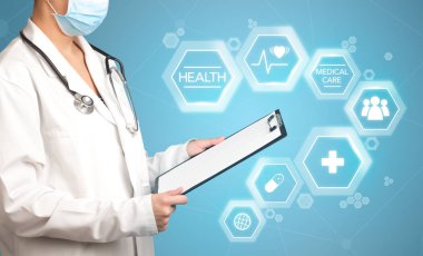 kadın doktor holding tablet