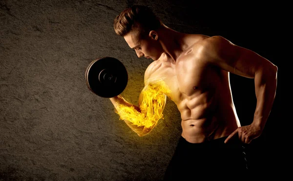 Bodybuilder muscolare sollevamento pesi con concetto bicipiti fiammeggianti — Foto Stock