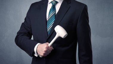 Businesman ayakta elinde aracıyla