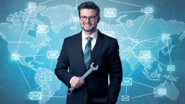 Yakışıklı businassman ayakta elinde aracıyla