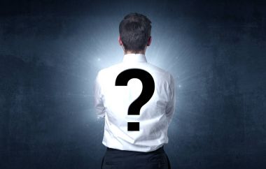Soru işaretiyle sırtında duran adam