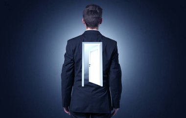 Sırtını kapıya ile ayakta işadamı