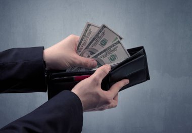Takım elbise elinde Doları cüzdanından dışarı alır