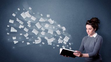 Genç Bayan holding kitap 