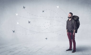 Sırt çantalı genç adam.