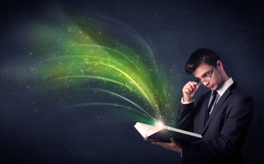 Genç adam dalga ile kitap