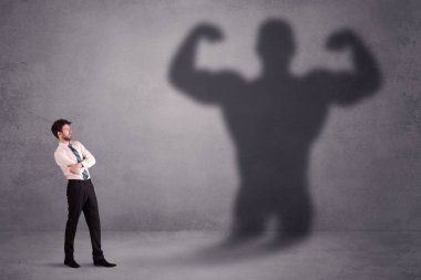 İş adamı kendi seyir güçlü gölge kavramı uygun